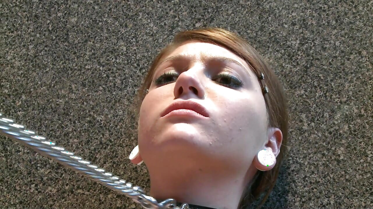 Seksi köle kızlar haklı cezalarını alıyor ve dominatrixlerini tatmin etmek zorunda!