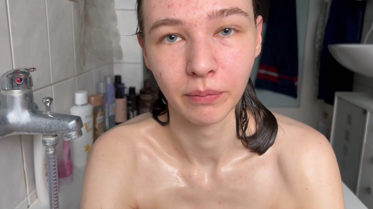 18yo çok sıska genç kız ile küçük memeler ve büyük labia sikikleri kendini kadar o squirts