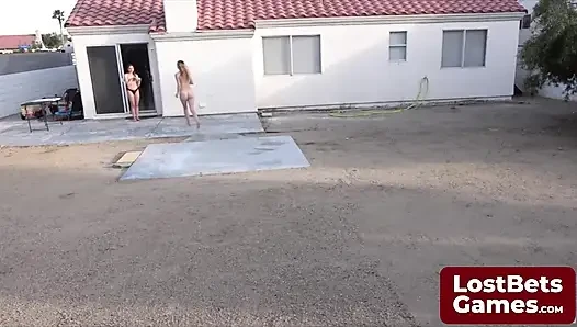 İki seksi lezbiyen striptiz yapıyor connect 4 oyunu