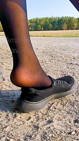 Sarkan daldırma ayakkabı oyunu kız terli kokmuş naylon çorap