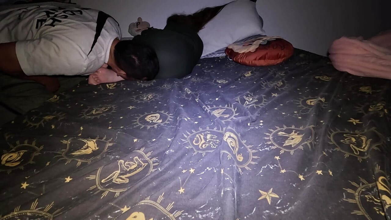 Oda arkadaşım partiden sonra götümü sikiyor ve götümü kırmayı seviyorum.