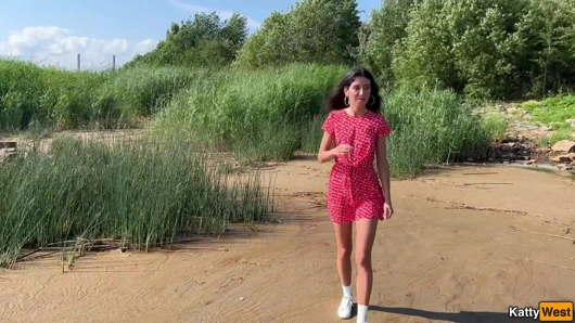 Sevimli bir üvey kız kardeşini amına boşalmak için doğaya çıkardı