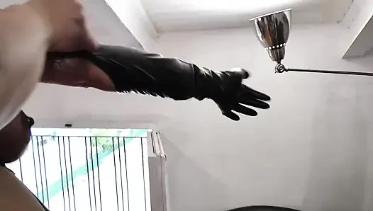 Bayan Karlin yaşlı köleyle sert oynuyor