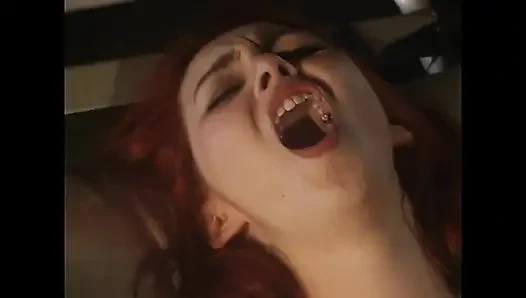 İki Yakışıklı Kız İçin Sıcak Lezbiyen Gece Makasları Orgazm Için