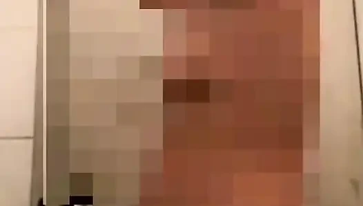 Büyük götlü düzgün vücutlu mankenle banyo yapıyor.