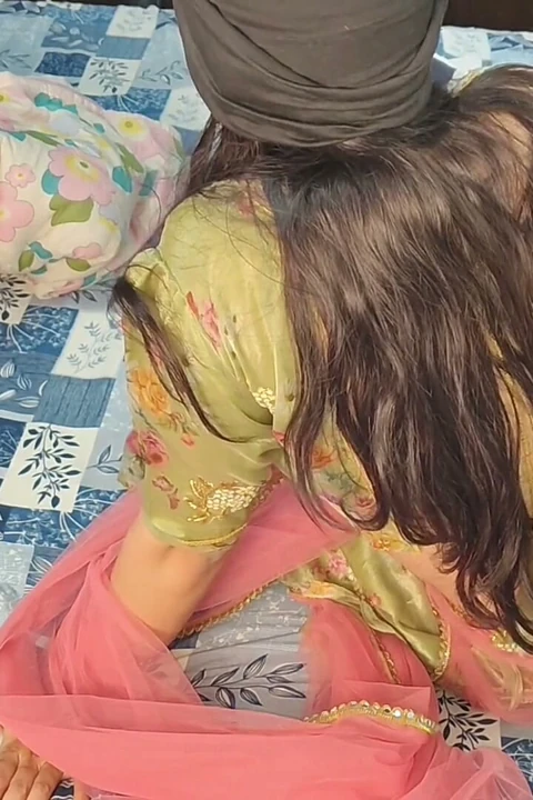 Yeni evli kız kocasının üvey erkek kardeşiyle seks ve sert anal seks