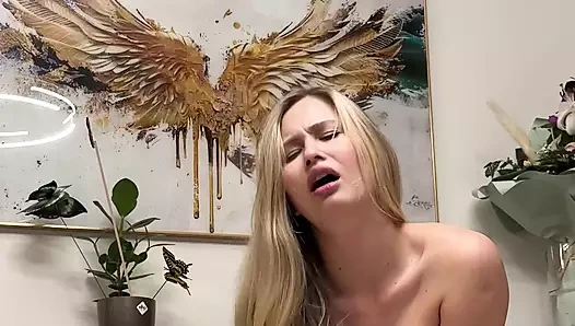 Sevimli sarışın striptiz dansı yapıyor, oh, o da mastürbasyon yapıyor gibi görünüyor şimdi izle