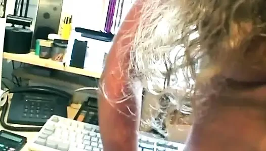Kıvırcık esmer ofis sandalyesinde sert biniyor