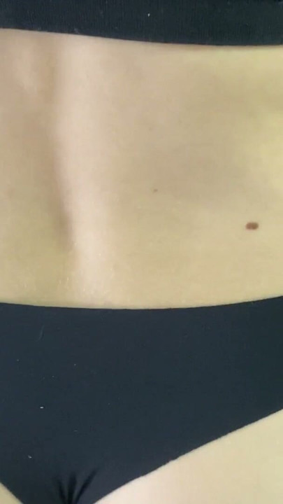 Kimse izlemiyor ve mastürbasyon yaparken spor salonunda soyunıyorum | Klip 2