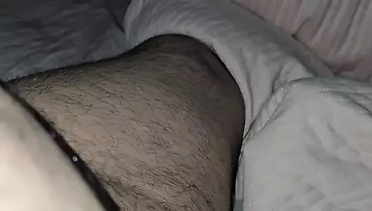 Üvey anne üvey oğlunun yarağına el sokuyor ve sikini elle muamele çekiyor