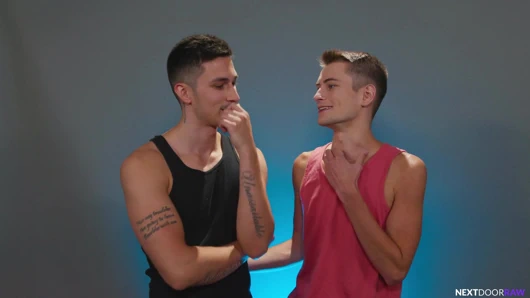 Muhteşem twink şehvetli bir şekilde sikişiyor gerçek hayatta dövmeli erkek arkadaş