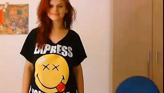 Büyük memeli kızıl saçlı kamera modeli