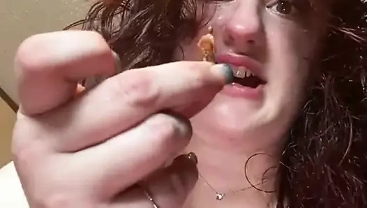 Giantesss minik adam meyve atıştırması