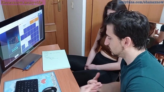 Genç öğrenci şantaj, pov oral seks, ağzına boşalmak, yutmak.