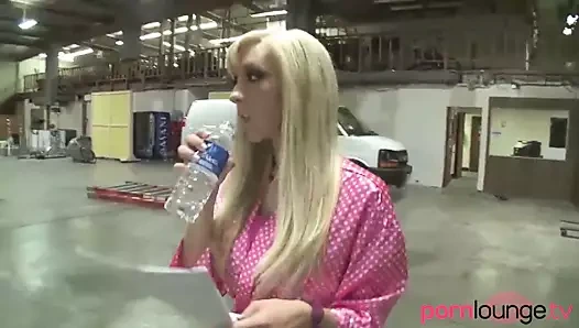 Sarışın porno ile büyük sahte memeler dövülerek