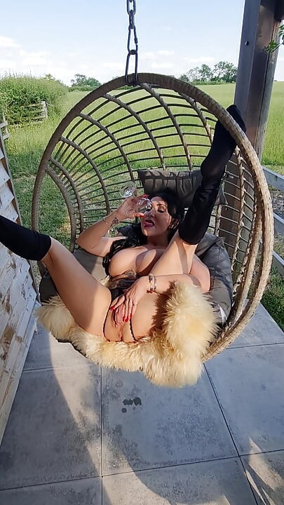Seksi bir yaz çişini yapıyor