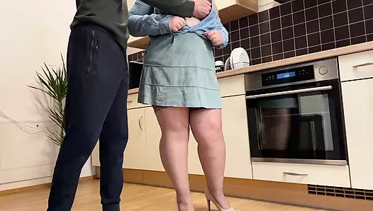 Kayınvalidemin çoraplarıyla götten ve seksi bacaklardan döl akıyor