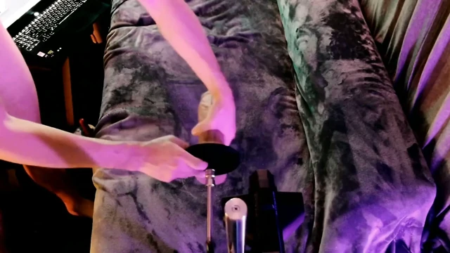 Büyük Dildo Ile Sert Sikiliyor