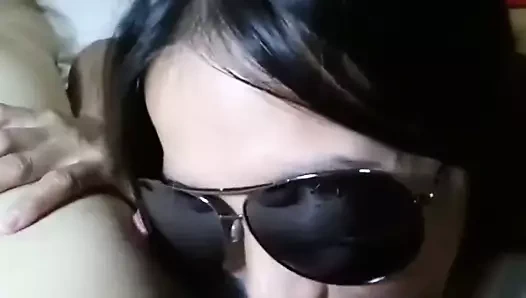 (yakın çekim oral seks) güneş gözlüğü emmek