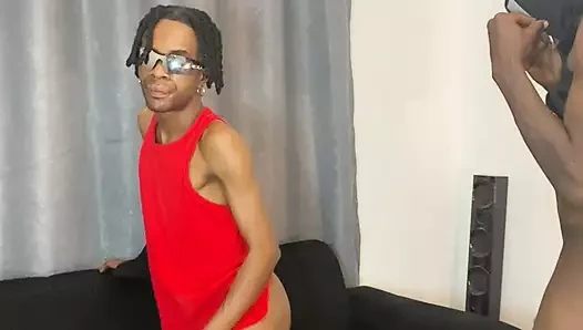 Heteroseksüel elektrikçi adam porno videomu ekranda izlerken şaşırdı. Sikiş onun sikini seviyorum