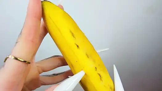 Uzun beyaz tırnaklar yarak gibi muzu tırmalıyor ve parçalıyor