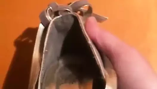 Flevostel'in topuklu ayakkabılarına boşalıyor