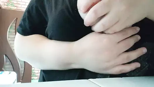 Duş sonrası göğüslerini gösteriyor