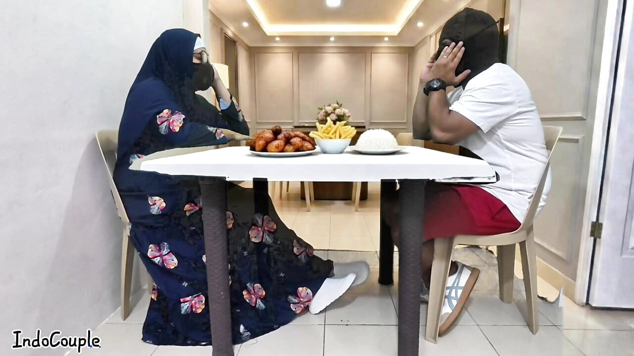 Guru sekolah hijab muslim pergi untuk kencan dengan bintang
