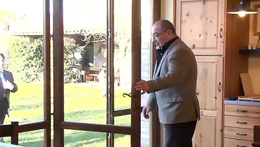 Islak amcıklı genç sürtük doktor ve ambulans şoförü tarafından sikiliyor