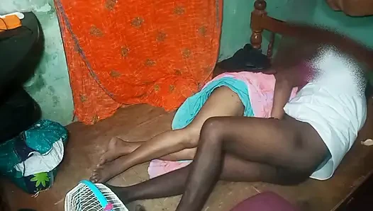 Kerala evli kadın kocasının arkadaşıyla seks yapıyor