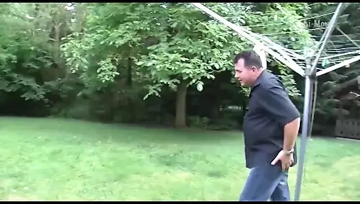 Olgun büyük vücutlu çift bahçede seks yapıyor