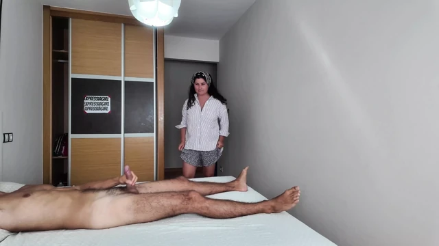 Otelde temizlikçi kadının önünde mastürbasyon yapıyorum