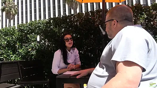 Alexa Chains ile sapık iş görüşmesi