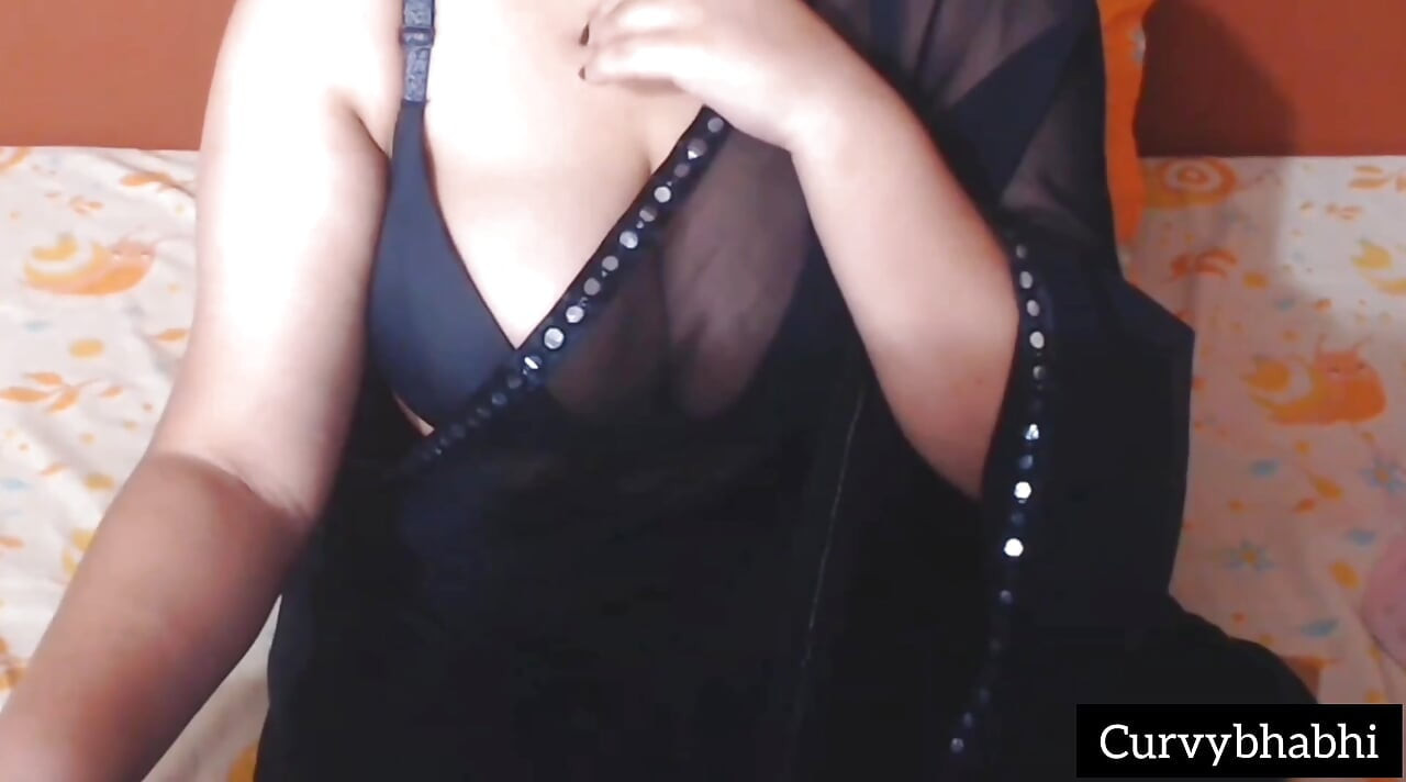 Hintli seksi kadın siyah sari içinde