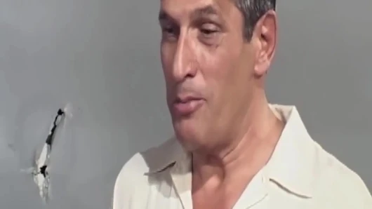 Olgun sarışın orta yaşlı seksi kadın otobüste iki adam tarafından sert sikiliyor