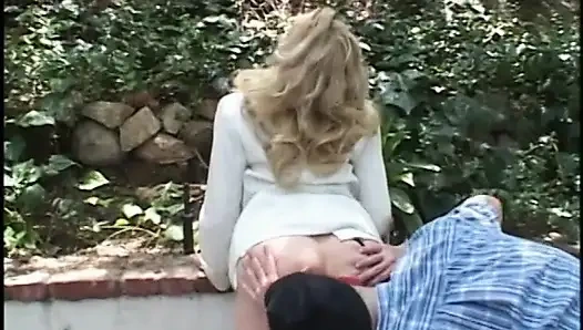 Une MILF blonde à la chatte rasée se fait baiser sur une chaise de pelouse par un étalon