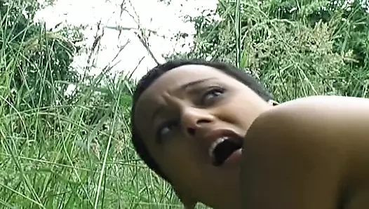 Ateşli bir Fransız zenci beyaz bir penisi memnun etmeye bayılıyor