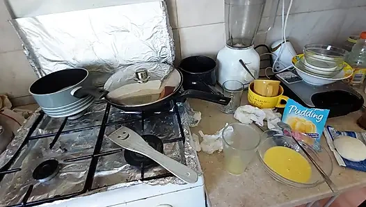 Seksi evli kadın mutfakta kahvaltıyı çıplak hazırlıyor.