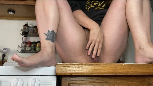 Ftm parmakları mutfak tezgahında tüylü kedi.