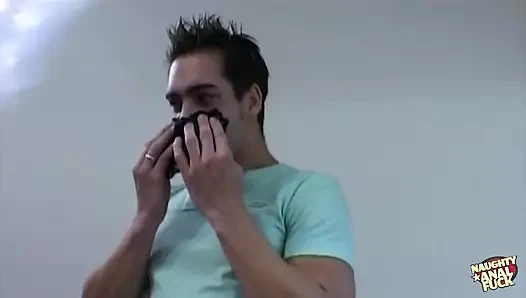 Çizmeli göz alıcı hatun azgın adamlarla grup seks yapmanın tadını çıkarmaya geldi