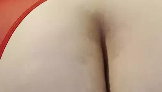 İri güzel kadın kırmızı iç çamaşırlı büyük siyah 10 inçlik dildoyla sikişiyor