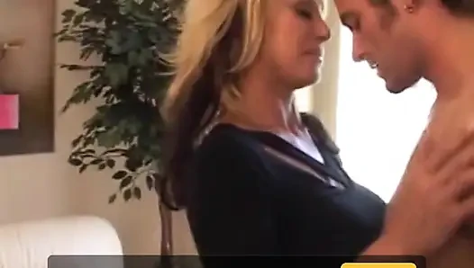 Orta yaşlı seksi kadın kat kleevage büyük göğüsleriyle kanepede sikişiyor