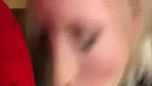 Sarışın ıslak salyalı kalın yarağı gırtlağına kadar alıyor