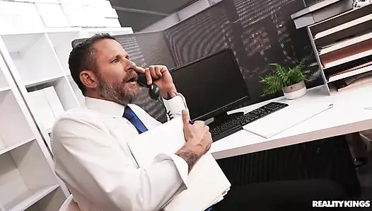 Patronun ofisinde sikişiyor reality kings