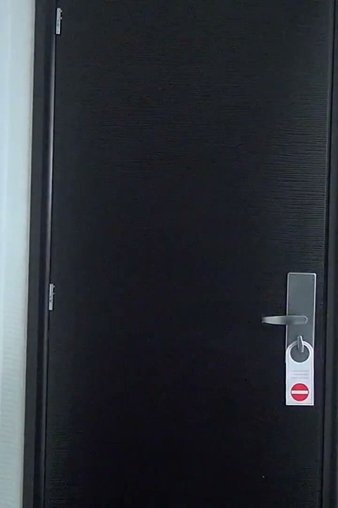 Hizmetçiyi kırbaçlıyor