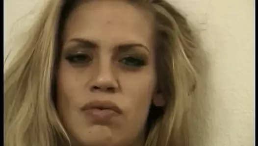 Sarı saçlı gamzeli sevgilim evde yalnız kalarak zaman kaybetmemeyi tercih ediyor