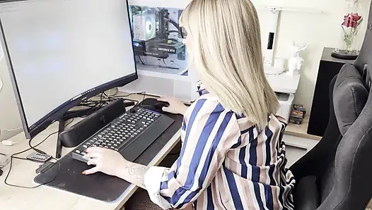 Sekreter ofiste mola veriyor ve mastürbasyona başlıyor.