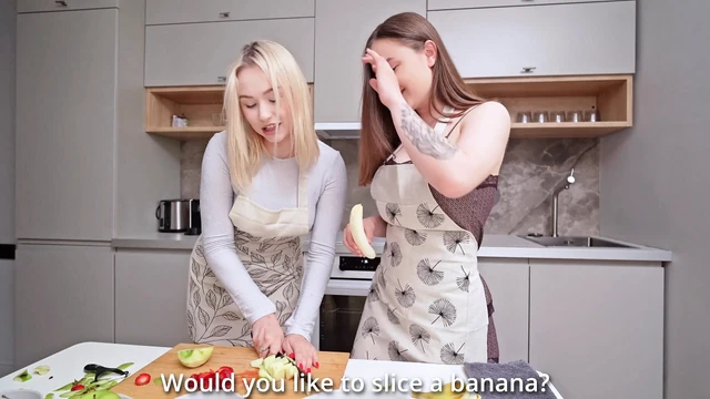 Лесбиянки готовят на кухне! но большой жесткий член в их заднице и киске остановил это...