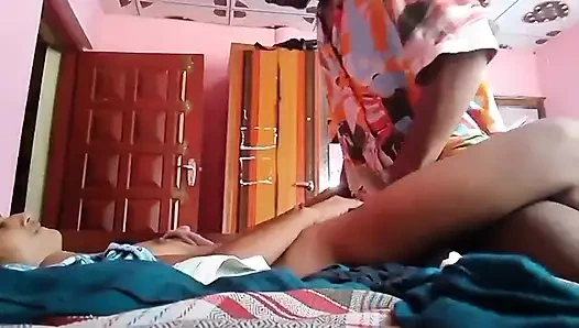 Asyalı genç kız üvey erkek kardeşiyle sikişiyor