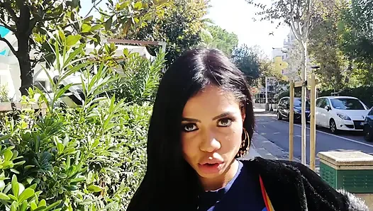 Şehvetli latin kızlar İtalyan erkek tarafından sikiliyor ve her yere fışkırtıyor